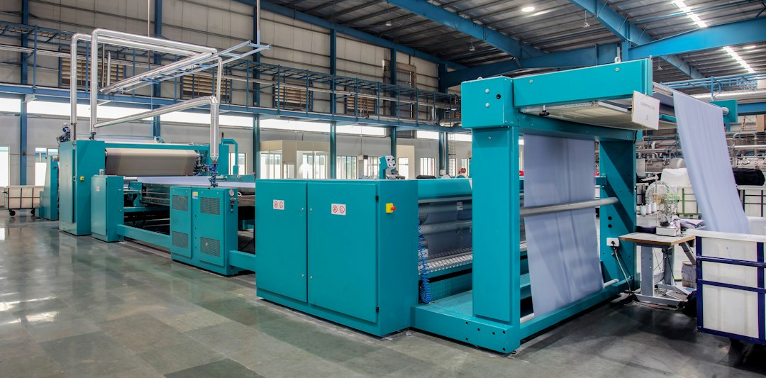 Open-width knit fabric compactor used during textile finishing.