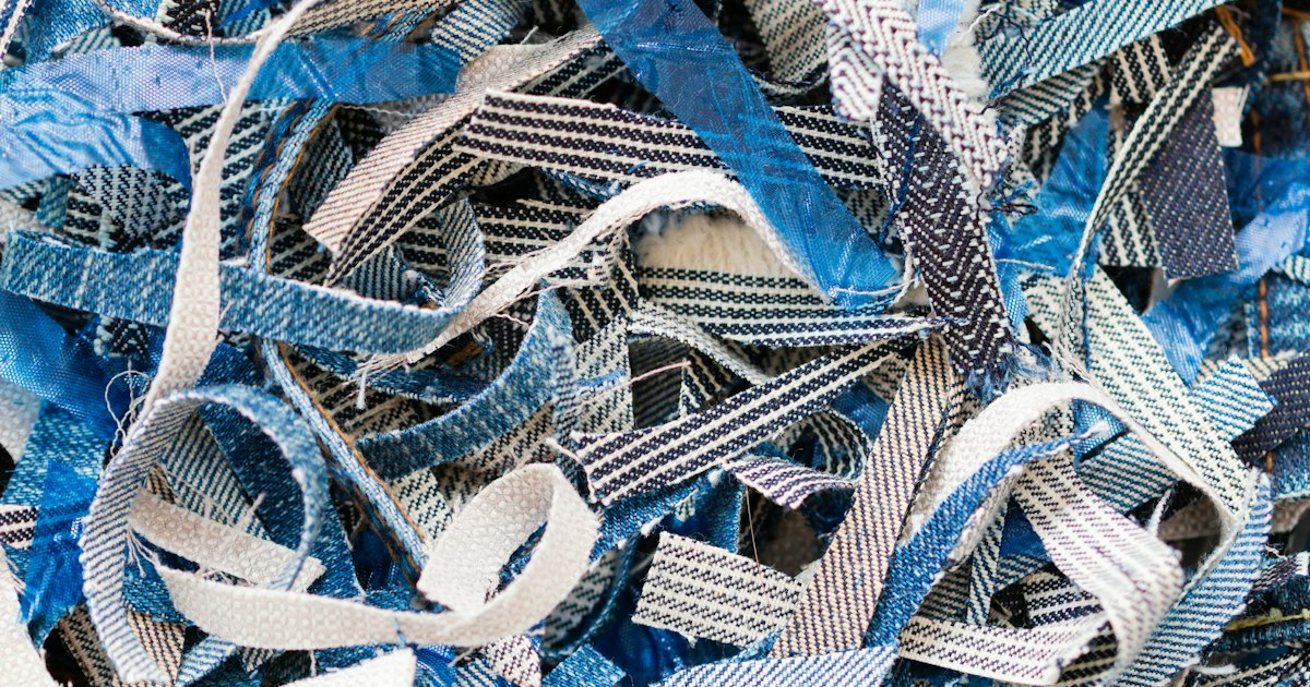 Mixed polyester textile scraps for recycling
