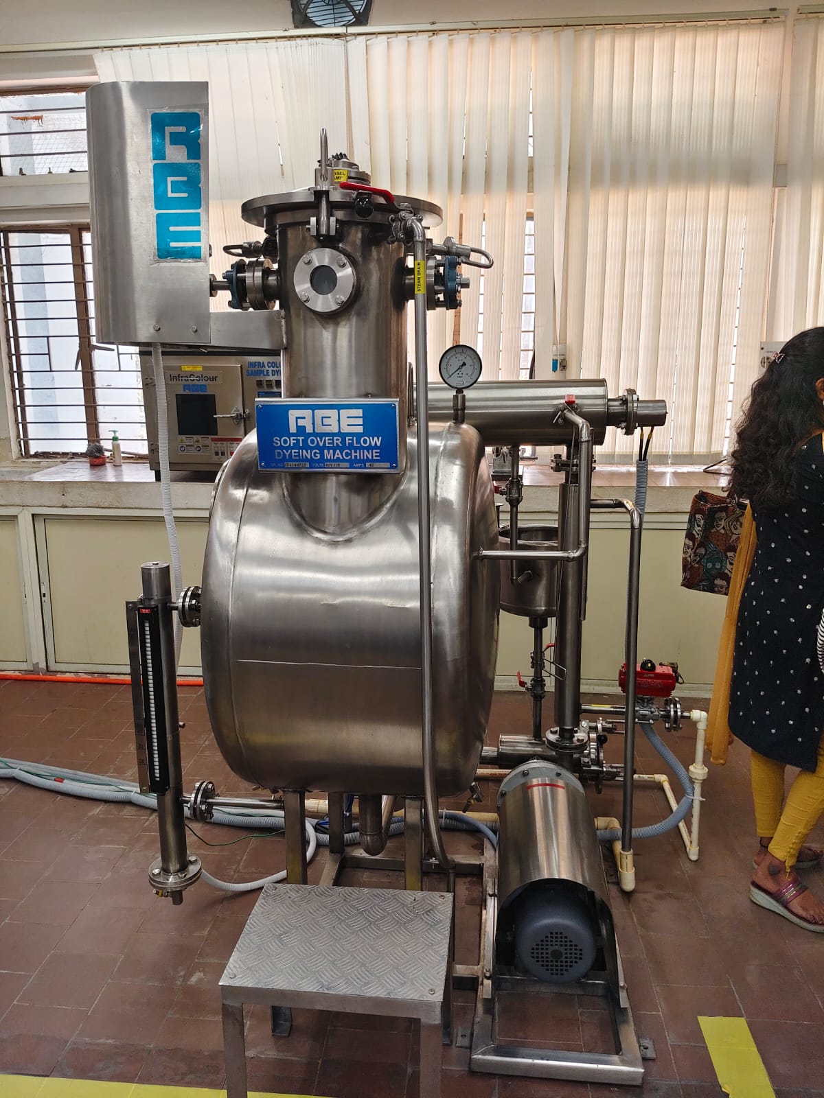Textile dyeing machine