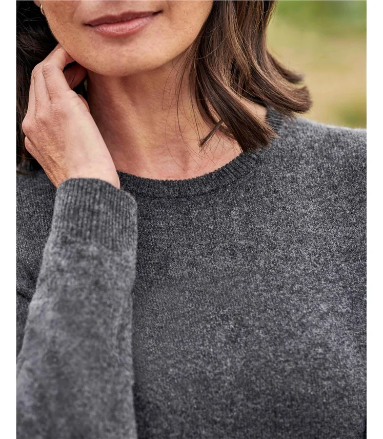 Fine knitted stitches and compact ribbed trims.