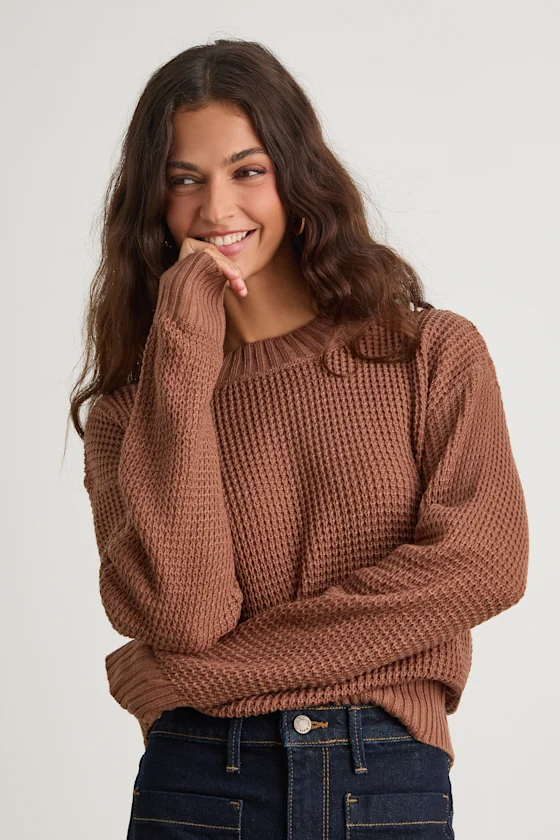 Large knitted stitches with substantial ribbed edges.