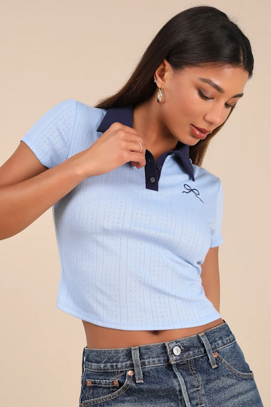 Short-sleeve knitted polo with a folded collar.