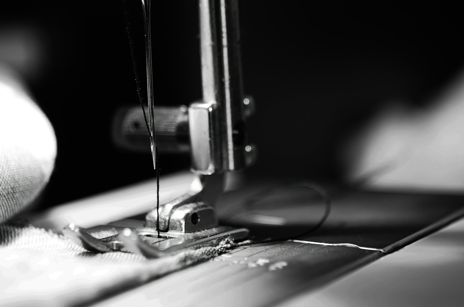 Single needle sewing machine