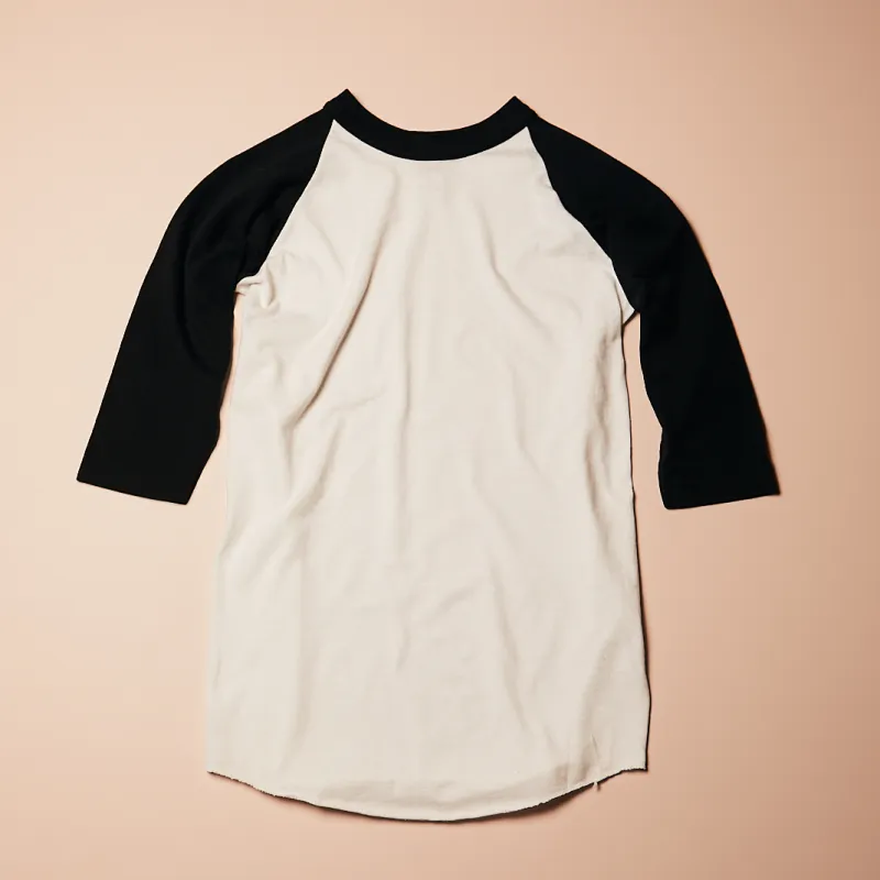 Raglan tee with a curved hem